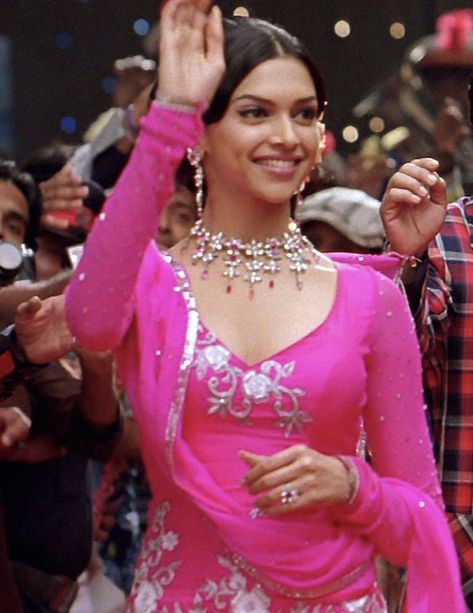 Om Shanti Om Deepika, Happy New Year Movie, 90s Bollywood Fashion, Iconic Movie Characters, Beautiful Character, Om Shanti, Black Dresses Classy, Om Shanti Om, Punjabi Dress