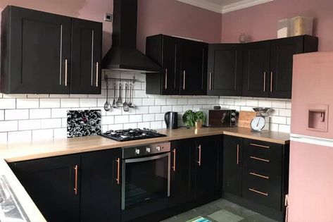 Pink And Black Kitchen, Rock Backsplash, White Gloss Kitchen, Stone Backsplash Kitchen, Pink Kitchen Decor, Rose Gold Kitchen, Dark Grey Kitchen, Gloss Kitchen, Stone Backsplash