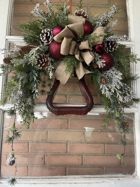 Wagon Wheel Christmas Decor, Cowboy Christmas Decorations, Cowboy Christmas Tree, Western Christmas Decorations, Cowboy Boot Crafts, Rope Wreaths, Horseshoe Wreath, Christmas Wreath Farmhouse, Western Wreaths