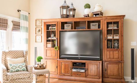 The before and after of this family room is amazing. It was taken from dark and dated to light and bright filled with rustic farmhouse touches, which includes a rustic entertainment center. Style Entertainment Center, Centro Tv, Painted Entertainment Centers, Oak Entertainment Center, Old Entertainment Centers, Ikea Sofas, Hack Ikea, Tv Entertainment Centers, Diy Entertainment