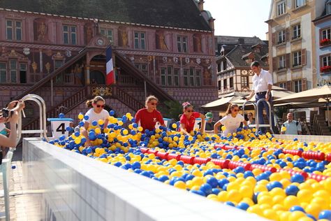 A Ball Pool in France by IKEA – Fubiz Media Ball Pit Balls, Running Day, Sport Park, Ball Pool, Experiential Marketing, Street Marketing, Event Branding, Beer Festival, Ball Pit