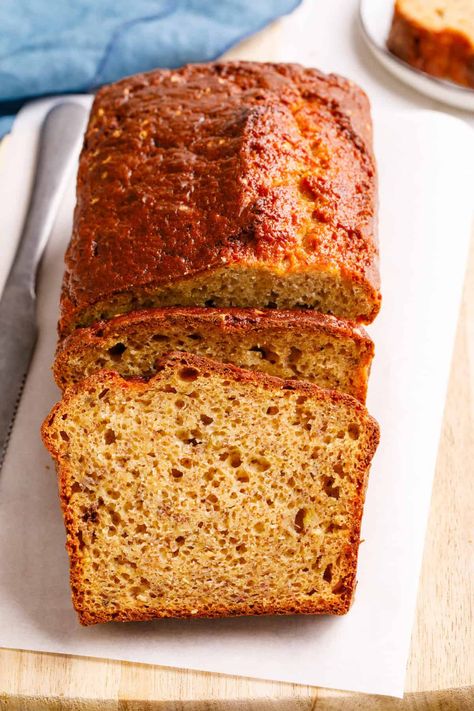 4-Ingredient Banana Bread 4 Ingredient Banana Bread, Crinkles Recipe, Strawberry Muffin Recipes, Delicious Banana Bread Recipe, Easy Family Recipes, Fruity Cake, How To Store Bread, Southern Desserts, Easy Banana Bread Recipe