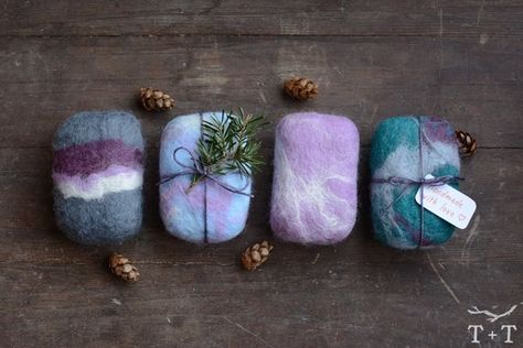 Felted Soap Tutorial, Tovad Ull, Soap Tutorial, Felted Soap, Needle Felting Diy, Wool Felt Projects, Wet Felting Projects, Felt Pictures, Needle Felting Tutorials