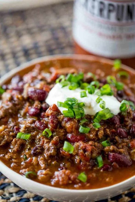 An EASY, classic Slow Cooker Beef Chili that takes no effort at all and is a perfect winter meal your family will love for dinner or for a game day treat! Chilli Recipe Slow Cooker, Slow Cooker Beef Chili Recipe, Mild Chili Recipe, Chili Recipe Slow Cooker, Chili Recipe Food Network, Ground Beef Chili Recipe, Easy Beef Chili Recipe, Best Slow Cooker Chili, Slow Cooker Chili Beef