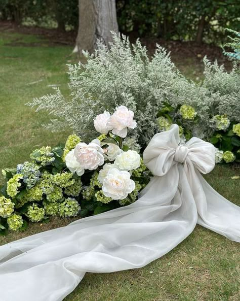 European Wedding Bouquet, Basil Wedding Decoration, Hanging Flower Baskets Wedding, Wedding Flowers Unique, Wedding Design Ideas, Aisle Florals, Wedding Florals, Hydrangeas Wedding, Wedding Bows