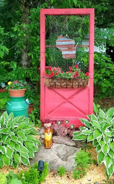 Old Screen Door Garden Ideas, Old Screen Doors Repurposed, Garden Ladder Ideas, Quirky Garden Ideas, Cottage Rose Garden, Shed Landscaping Ideas, Fun Garden Ideas, Fun Garden Projects, Old Door Decor