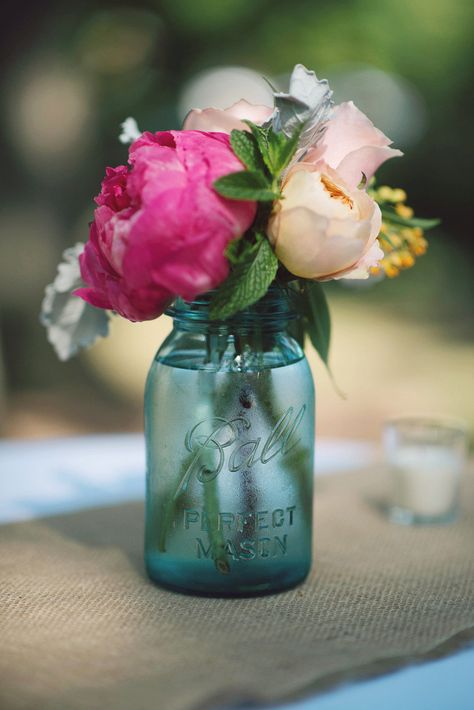 pink and white flowers in blue vintage mason jars | photo: ginacristinephotography.com Flower In Jar, Antique Mason Jars, Old Mason Jars, Vintage Rustic Wedding, Wedding Rentals Decor, Wedding Favor Labels, Vintage Wedding Decor, Mason Jar Vases, Vintage Mason Jars