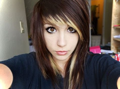 10 Beautiful Emo Hairstyles For Girls - Medium Brown Textured Bob Emo Hair Medium Scene Hair, Scene Haircuts, Highlights For Dark Brown Hair, Emo Scene Hair, Scene Girl, Blonde Tips, Peekaboo Hair, Punk Hair, Emo Hair