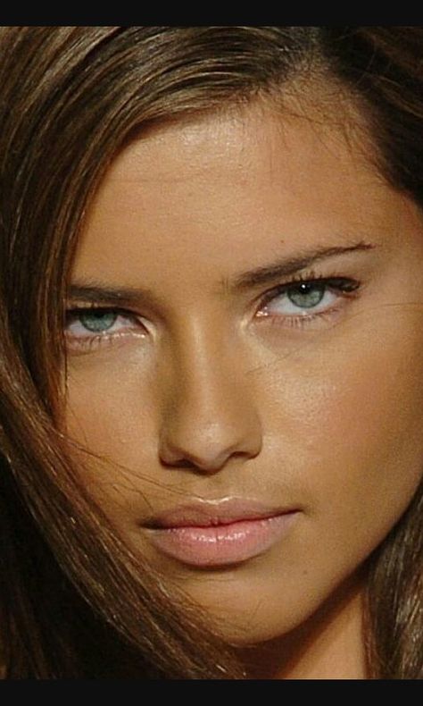 Adriana Lima Without Makeup, Adriana Lima Hair, Adriana Lima Fashion, Hunter Eyes, Maybelline Cosmetics, Adriana Lima Young, Victoria's Secret Models, Victorias Secret Models, Maybelline New York