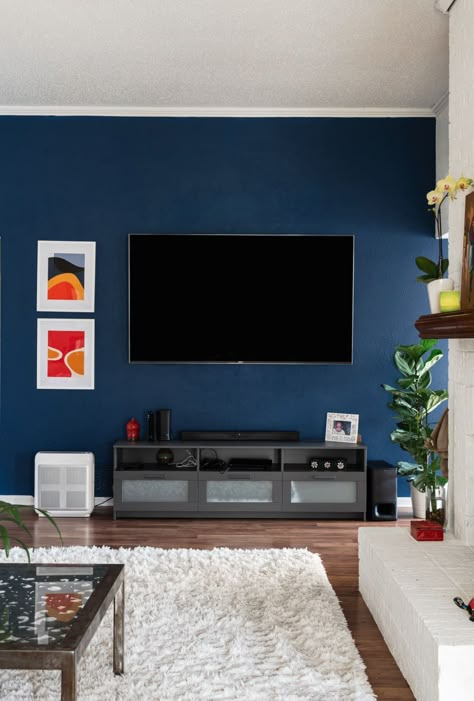 2 Color Living Room Walls, Dark Blue Tv Wall, Tv Wall Color Ideas, Blue Tv Room, Dark Wall Colors For Living Room, Tv Wall Painting Design, Dark Blue Walls Living Room, Blue Tv Wall, Dark Bedroom Wall Colors