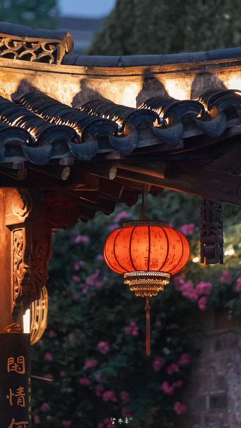 Ancient China Aesthetic, Chinese Background, Chinese Wallpaper, Chinese Aesthetic, Asian Architecture, Chinese Landscape, Chinese Garden, Red Lantern, Timeless Decor