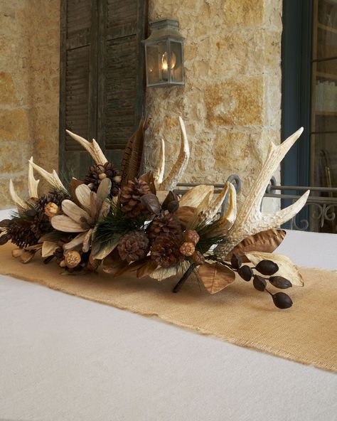 Decorating with deer horns Deer Antler Decor Ideas, Diy Mantle Decor, Antler Centerpiece, Decorating With Antlers, Deer Antler Crafts, Antler Ideas, Deer Antler Decor, Horns Decor, Antlers Decor