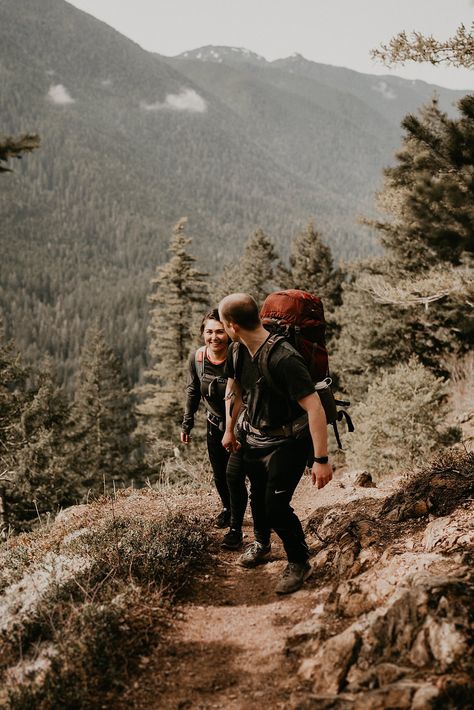 Couple Climbing Mountain, Hiking Photography Couples, Adventure Couple Photography, Pre Wedding Mountain, Couple Hiking Photos, Hiking Couple Aesthetic, Hiking Couples, Hiking Photoshoot, Hiking Date