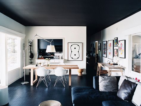 Black painted ceiling in modern living space with black-and-white features, lots of artwork, and modern lighting Dark Ceiling, Design Rules, 아파트 인테리어, Black Ceiling, Black And White Decor, Black Floor, White Living, Design Del Prodotto, Painted Ceiling