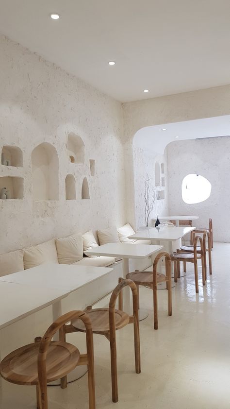 Coffee Shop White Aesthetic, White Coffee Shop Interior, White Restaurant Aesthetic, Cafe Mediterranean Design, White Cafe Aesthetic, Minimal Cafe Design, How To Carve Wood, Wood Project Plans, Modern Arabic Interior