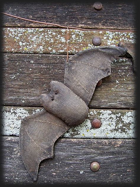 Bat - could I sew this out of the black pillowcase I have no match for? Hm. Adornos Halloween, Primitive Halloween, Monster Dolls, Fall Halloween Crafts, Halloween Doll, Autumn Crafts, Primitive Folk Art, Primitive Crafts, Primitive Dolls