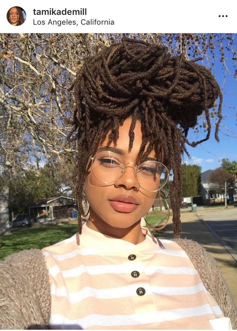 Messy bun & bangs Leda Muir, Hair Colorful, Short Locs Hairstyles, Hair Afro, Dreadlock Styles, Dreads Styles, Estilo Boho Chic, Corte De Cabelo Masculino, Dreadlock Hairstyles