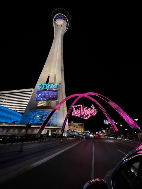 Las Vegas lights on a night drive Strat Las Vegas, The Strat Las Vegas, Art Astethic, Las Vegas Street, Vegas Night, Night Drives, Night Drive, Late Night Drives, Vegas Trip