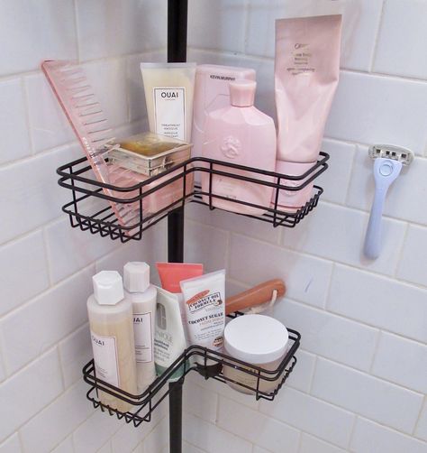 Girls Apartment Ideas, Bathroom Ideas Organization, Shower Organization Aesthetic, Shower Products Aesthetic, Aesthetic Shower Products, Shower Organization Ideas, Shower Storage Ideas, Dorm Bathroom Ideas, Shower Products