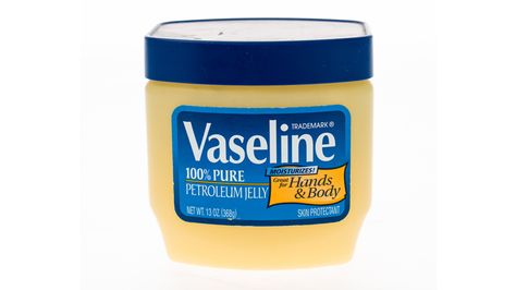 14 uses for Vaseline that we never realised Inflammed Gums, Itching Skin Remedies, Food For Iron, Dry Mouth Remedies, Food For Iron Deficiency, Stop Sneezing, Remedies For Dry Mouth, French Beauty Routine, Salivary Glands