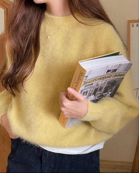 Light Yellow Sweater Outfit, Yellow Knit Sweater Outfit, Light Yellow Sweater, Knitting Mohair, Yellow Sweater Outfit, Yellow Knit Sweater, Knit Sweater Outfit, Winter Sweater Outfits, Pullovers Outfit