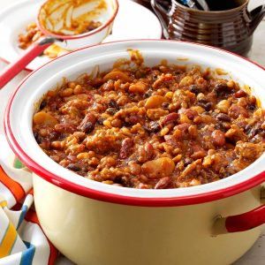 Smoky Baked Beans Summer Entrees, Summer Potluck Recipes, Summer Slow Cooker Recipes, Baked Beans Recipe, Potluck Side Dishes, Baked Bean Recipes, Beans Recipe, Camping Recipes, Minced Meat