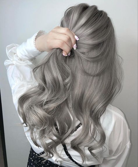 Lavender Grey Hair, Ash Blonde Hair Balayage, Lavender Hair Colors, Grey Blonde Hair, Silver Blonde Hair, Hair Color Underneath, Ash Hair Color, Fesyen Rambut, Lavender Hair