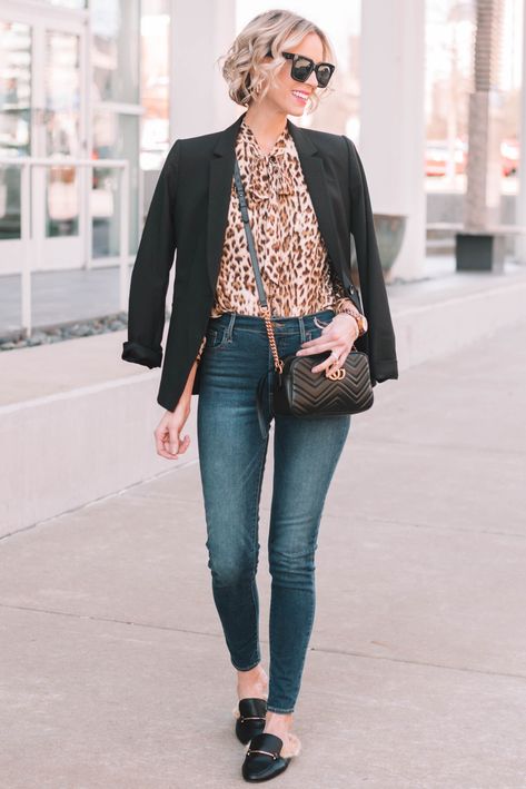 business casual outfit, how to wear leopard, leopard blouse, skinny jeans, Gucci dupe slides #leopard #leopardblouse #businesscasual Leopard Shirt Outfit, Print Blouse Outfit, Straight A, Dress For Work, Leopard Blouse, Fashion Blogs, Workwear Fashion, Blouse Outfit, A Style