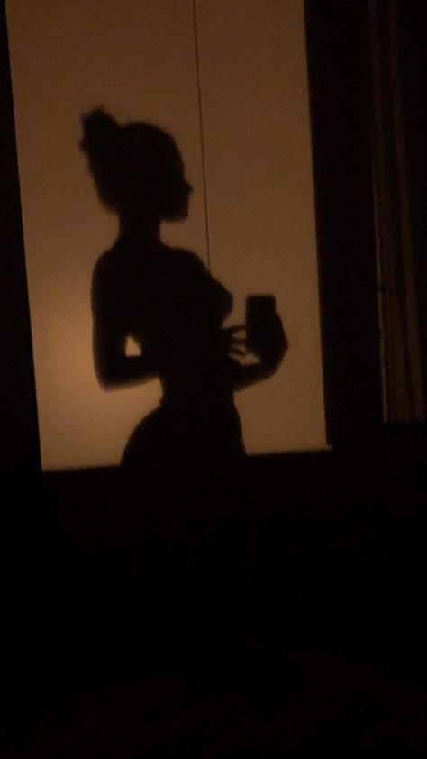 Body Shadow Aesthetic, Shadow Selfies, Woman Shadow, Shadow Window, Sunset Window, Shape Photography, Inspi Photo, Window Shadow, Me Aesthetic