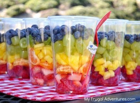 10+ DIY Grab and Go Summer Picnic Food Ideas. Perfect for your kiddo's baseball game or day at the beach! Rainbow Fruit Cups, Summer Picnic Food, Party Fruit, Beach Snacks, Decorações Com Comidas, Rainbow Fruit, Fruit Party, Food Party, Beach Meals