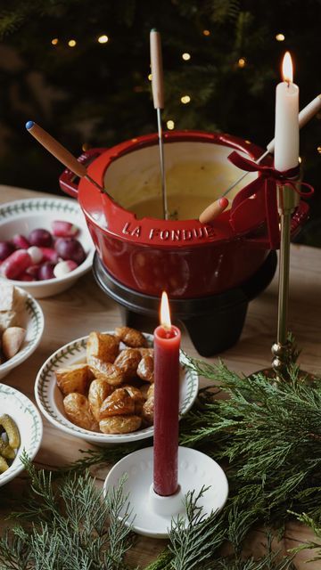 Fondue Christmas Dinner, Apres Ski Dinner, Fondue Cheese, 2023 Christmas Gifts, Fondue Night, Christmas Cheese, Fondue Party, Christmas Eve Traditions, Cold Weather Food