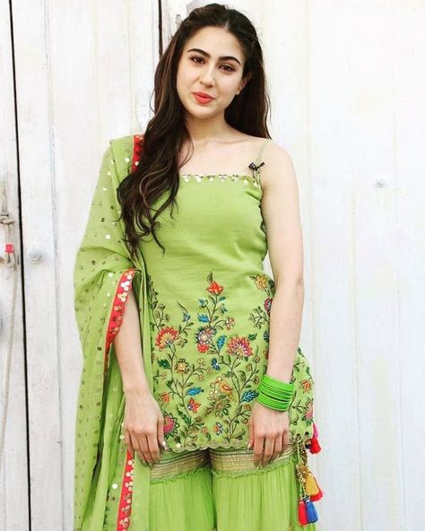 10+ Stunning Looks From Sara Ali Khan’s Wardrobe That Gave Us Bridesmaid Goals! Mehendi Dress, Cape Outfit, Her Movie, Best Pic, Mumbai Wedding, Black Lehenga, Sara Ali Khan, Ali Khan, Gorgeous Clothes