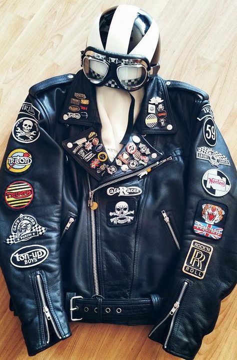 Rocker's leather jacket Bikers Outfit, Motor Bicycle, Spiked Leather Jacket, Jacket Ideas, Battle Jacket, Racer Jacket, Bike Style, Motorcycle Style, Moto Style