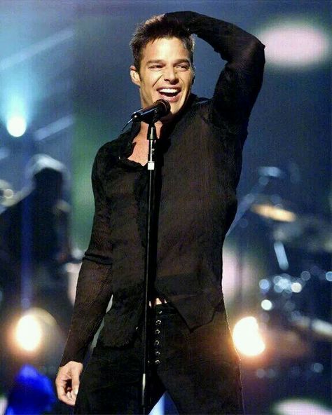 Ricky Martin 90s, Desert Chic, Fav Artist, Music Hits, Ricky Martin, Light My Fire, Special People, Pop Star, Style Guides