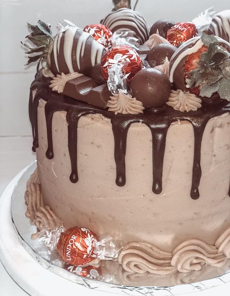 Lindor Cake, Lindor Chocolate Cake, Lindor Cake Birthday, Lindt Cake, Lindt Chocolate Cake, Birthday Cake Strawberry Chocolate, Strawberry Dark Chocolate Truffle Cake, Chocolate Drip Cake, Chocolate Cake Decoration