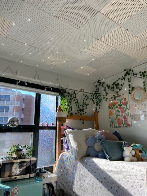 Vibey Rooms, Dorm Room Aesthetic, Pretty Dorm Room, Dorm Room Layouts, College Dorm Room Inspiration, Dream Dorm Room, Cozy Dorm Room, Dorm Room Styles, Dream Dorm