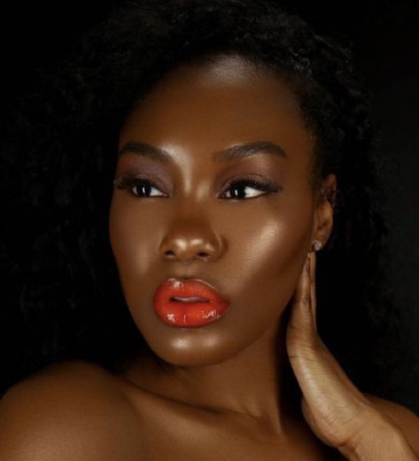 Dark Skin Contour, Black Women Contour Makeup, Black Woman Contouring, Highlight And Contour Black Women, Low Contrast Makeup, Highlighter Black Women, Highlight Makeup, Contour And Highlight, Highlight And Contour