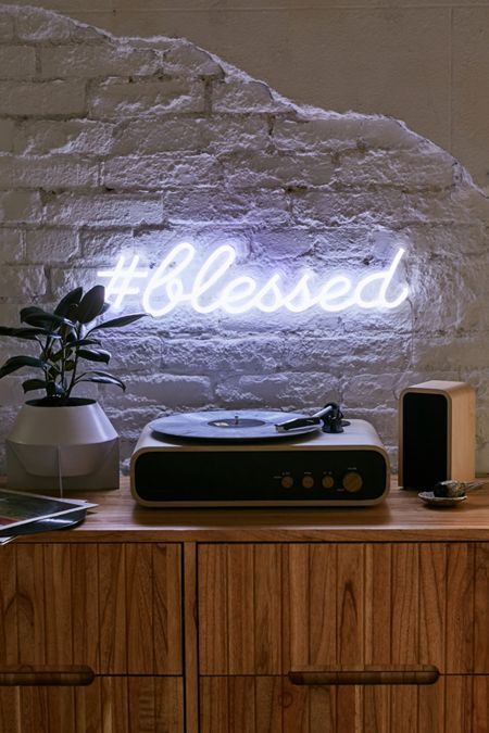 Neon Room, Neon Decor, Neon Sign Bedroom, Neon Light Signs, Decoration Inspiration, Sign Lighting, Neon Art, Record Player, Led Neon Signs