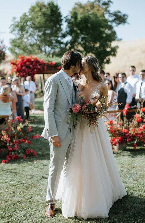 Red Barn Wedding Colors, Summer Flowers Wedding, Red Barn Wedding, Modern Rustic Wedding, Rustic Modern Wedding, Rustic Outdoor Wedding, Wedding Venue Decorations, Wedding Flowers Summer, Rustic Wedding Dresses