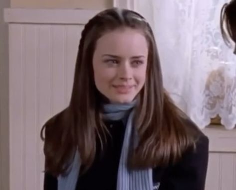 Rory Gilmore Scarf, Chilton Rory, Gilmore Girls Fashion, Rey Aesthetic, Gilmore Girl, Rory Gilmore, Blue Scarf, Girl Style, Gilmore Girls