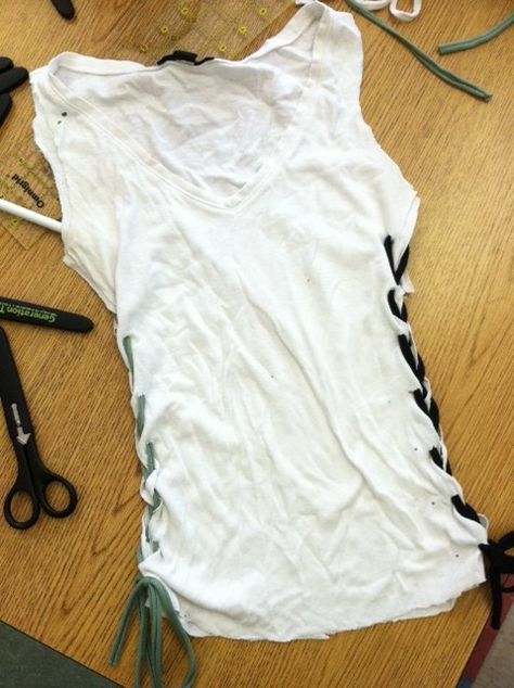 DIY Tee! Cut into a tank nd laced together on the sides! Then write in permanent marker all over it!! Racing Crafts, Wardrobe Upcycle, Transforming Clothes, Reconstructed Fashion, Shredded Shirt, Thrifted Clothes, Diy Cut Shirts, Diy Tshirt, Boho Bandeau