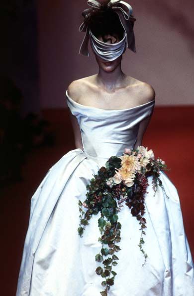 Vivienne Westwood Wedding Dress, Vivienne Westwood Wedding, Vivienne Westwood Fashion, Hair Clips 90s, Runway Fashion Couture, Couture Mode, Claudia Schiffer, Naomi Campbell, Kate Moss