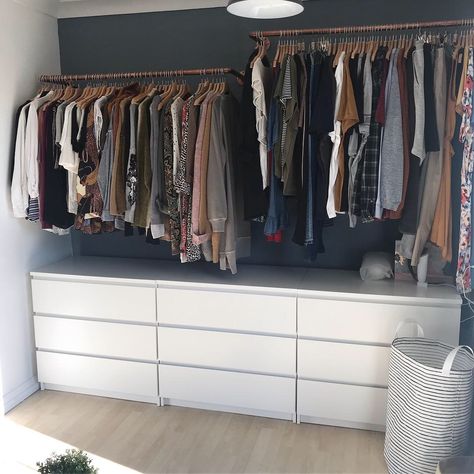 Homemade Walk In Closet, Homemade Wardrobe Ideas, Homemade Clothes Rack, Homemade Closet Ideas, Diy Open Wardrobe, Bedroom Clothes Storage Ideas, Copper Wardrobe, Homemade Wardrobe, Homemade Closet