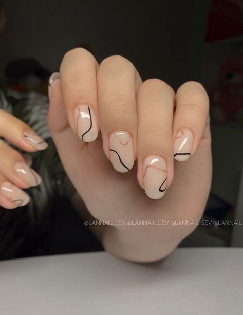 Short Line Art Nails, Gold Lines Nail Art, Neutral Mail Art, Cute Simple Nail Designs Classy Short, Black Fine Line Nail Art, Minimalist Line Nails, Geometric Line Nail Art, Minimal Line Nail Art, Simple Nail Art Lines