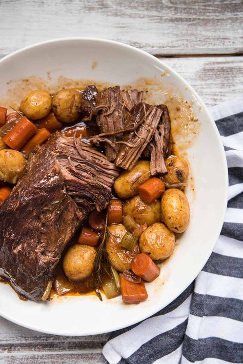 Recipe Pot Roast, Pot Roast With Gravy, Roast With Gravy, Oven Pot Roast, Blade Roast, Beef Pot Roast, Slow Cooker Recipe, Pot Roast Slow Cooker, Pot Roast Recipes