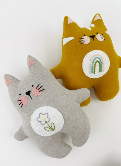 sewing toys easy Simple Fabric Toys, Fabric Cat Toys, Cute Cat Plushies, Cat Sewing Pattern Free, Sewing Toys Easy, Cat Sewing Pattern, Cat Soft Toy, Diy Pet Toys, Handmade Baby Toys