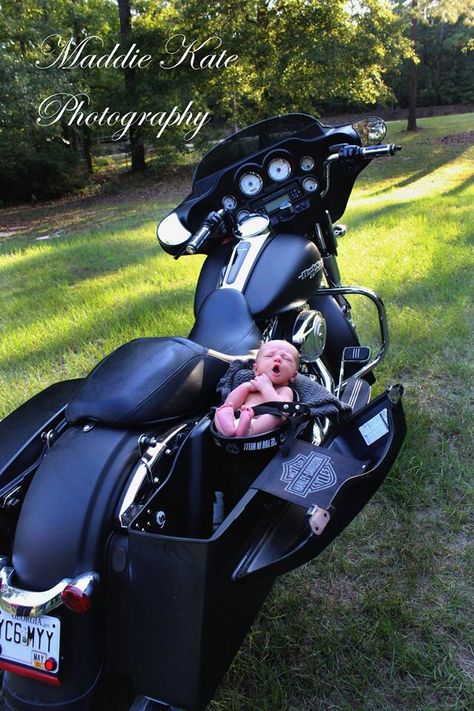 Newborn photography. Harley Davidson. The baby's mother was ducked behind the bike to keep baby steady. PLEASE use caution when photographing newborns. Harley Davidson Baby Shower, Harley Baby, Biker Baby, Motorcycle Baby, Harley Davidson Baby, Harley Davidson Trike, Newborn Photography Boy, Classic Harley Davidson, Foto Baby