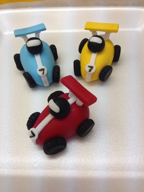 Fondant cars Car Clay Model, Polymer Clay Car, Plasticine Ideas, Clay Car, Clay Art For Kids, Fathers Day Cupcakes, Clay Monsters, Diy Air Dry Clay, Clay Crafts Air Dry