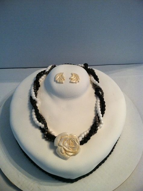 Necklace Cake - A necklace bust decorated with a multi stand fondant pearl necklace  with a rose pendant and leaf shaped earrings. Winter Cake Designs, Aarti Decoration, Jewellery Cake, Beaded Cake, Extreme Cakes, Heart Shape Cake, Jewelry Cake, Cake Jewelry, Makeup Cake