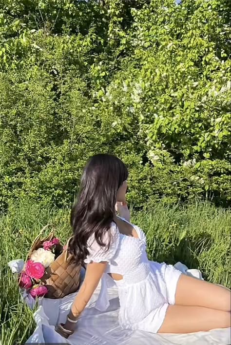 Cute Picnic Photos, Photoshoot At Park, Picnic Outfit Ideas Casual, 18th Photoshoot, 21st Photoshoot, Picnic Poses, Outfit Pose Ideas, Picnic Shoot, 19th Bday